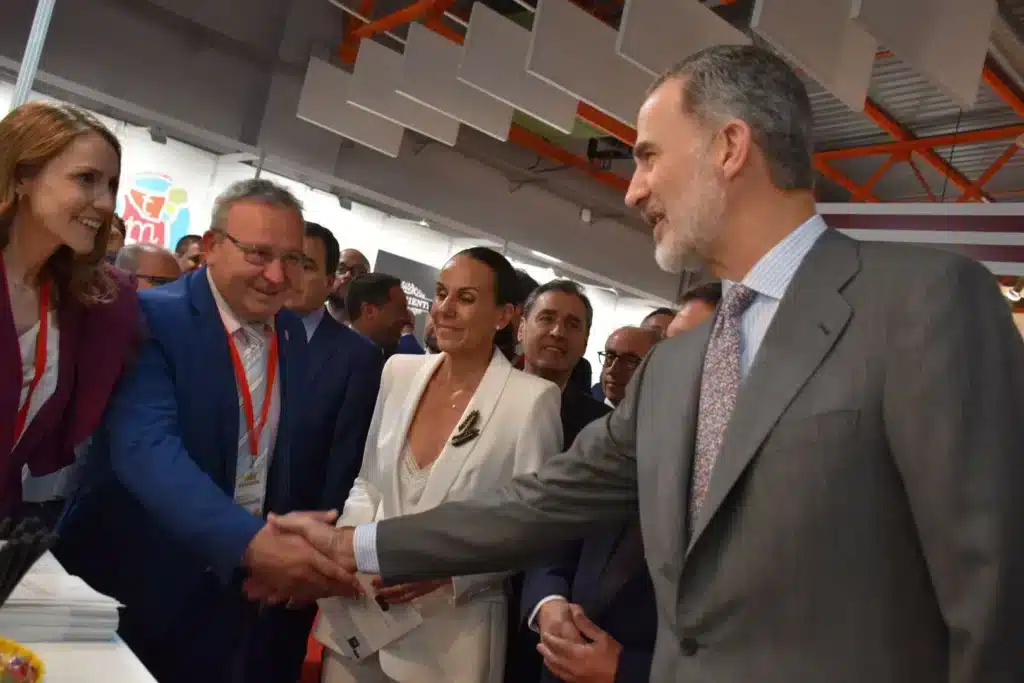 Su Majestad el Rey Felipe VI saludando a Ana Soler en Fenavin.