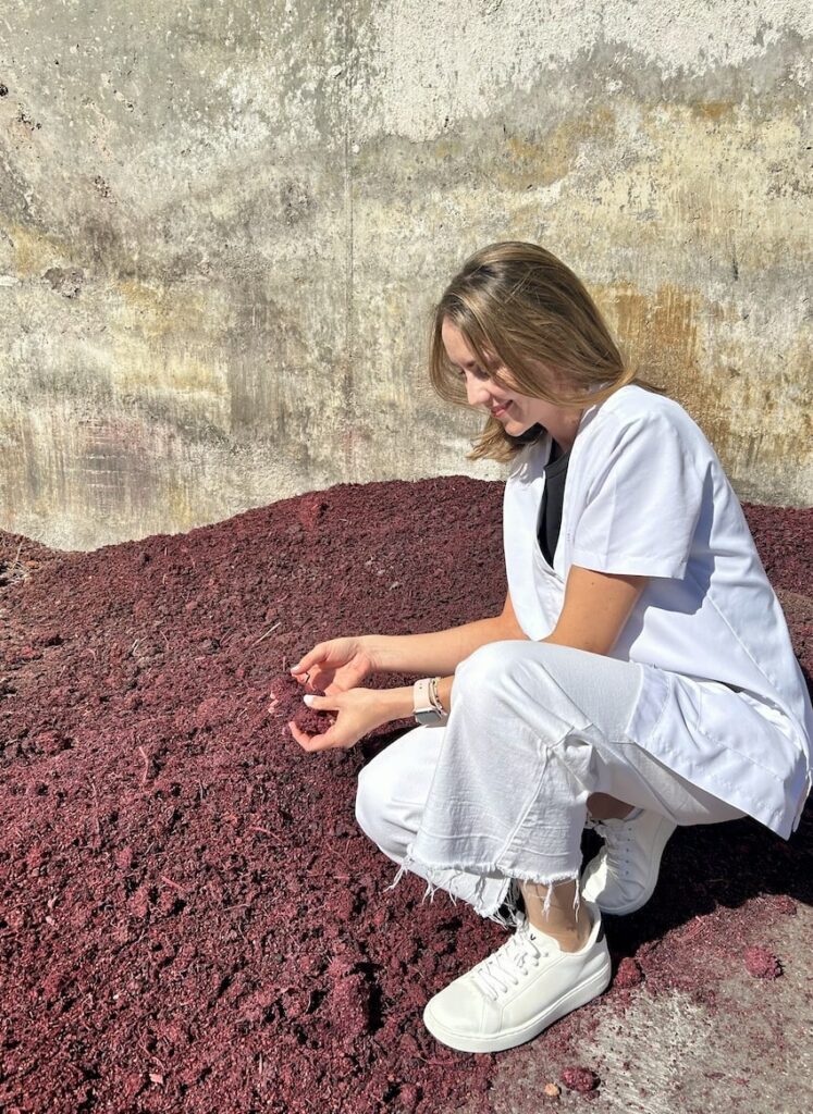 Ana Soler con unas zapatillas blancas de la marca Yuccs casual grape hechas con orujo de uva